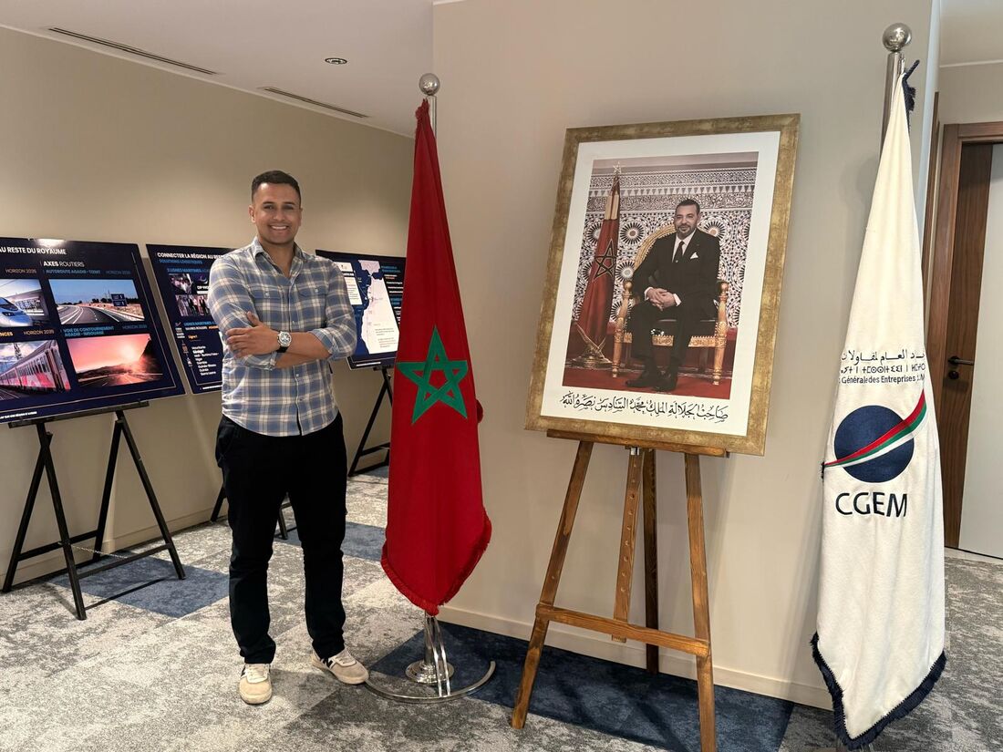Axel Badr Biede au siège de la CGEM, aux côtés du drapeau marocain, du portrait de Sa Majesté le Roi Mohammed VI et de la bannière CGEM